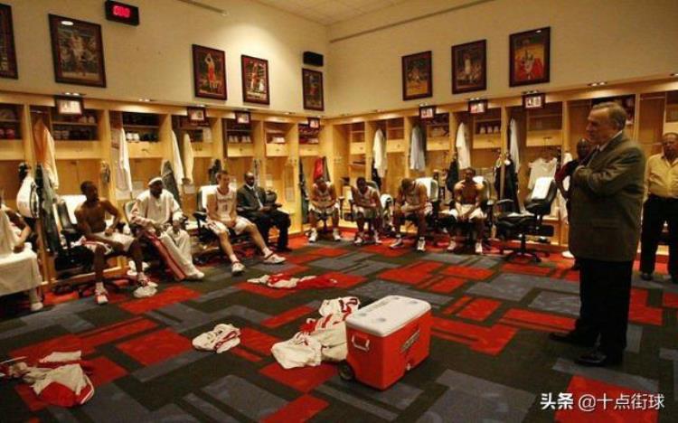 NBA中场休息「NBA中场休息只有15分钟除了讲解战术球员还会做什么」