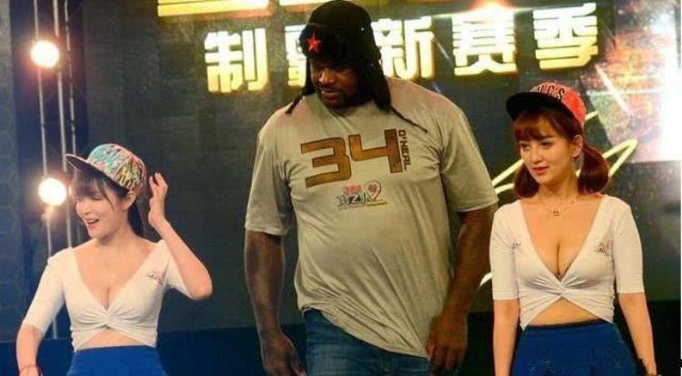 奥尼尔喜欢中国女星「NBA球星遇到中国美女球迷奥尼尔没有把持住麦迪罕见低头娇羞」