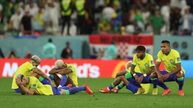 巴媒揭秘赛后巴西队更衣室惨状内马尔哭成泪人不明白为何输球