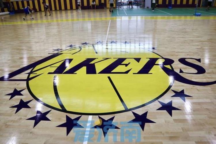 楼下篮球场「下楼就能打篮球济南这个社区建了一座NBA球馆」