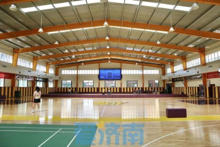 下楼就能打篮球济南这个社区建了一座NBA球馆