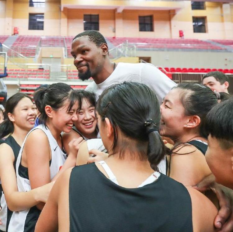 NBA球星遇到中国美女球迷奥尼尔没有把持住麦迪罕见低头娇羞