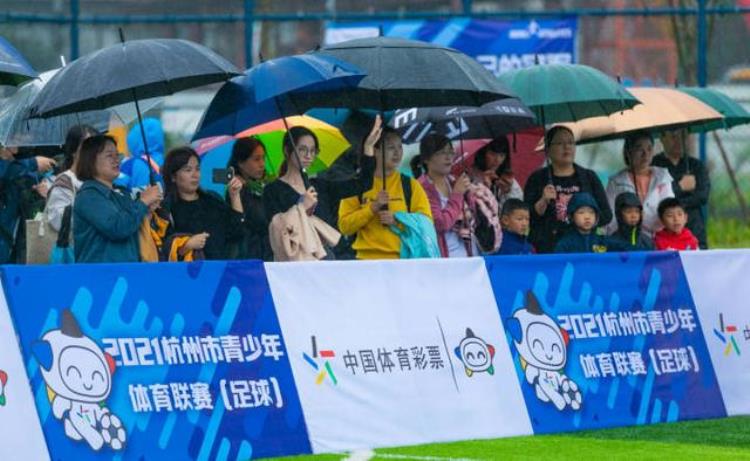 下雨降温今天被杭州这群在雨中踢球的孩子帅到了