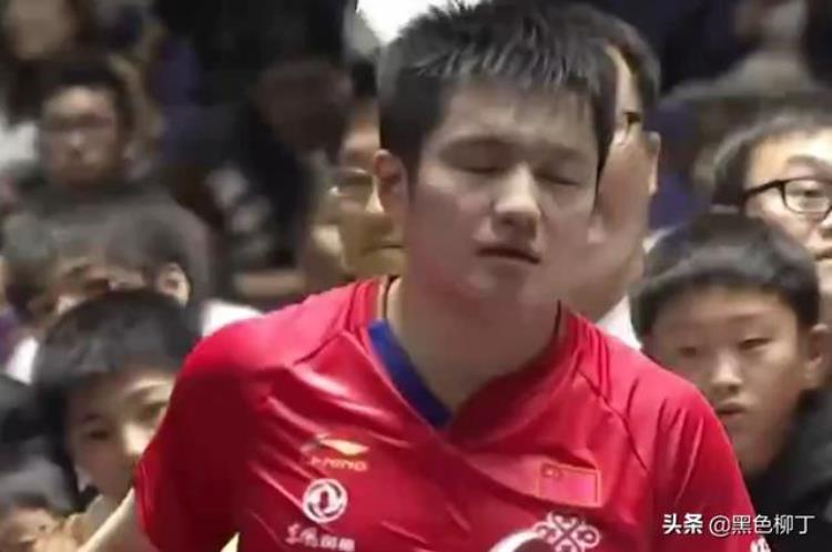 樊振东出局决胜局被打崩后溃败世界第一远离冠军闭目失望