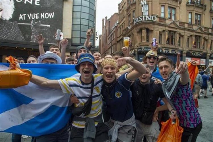 欧洲杯 感染新冠「球迷的热情挡不住新冠病毒苏格兰近2000起病例都是看欧洲杯感染」
