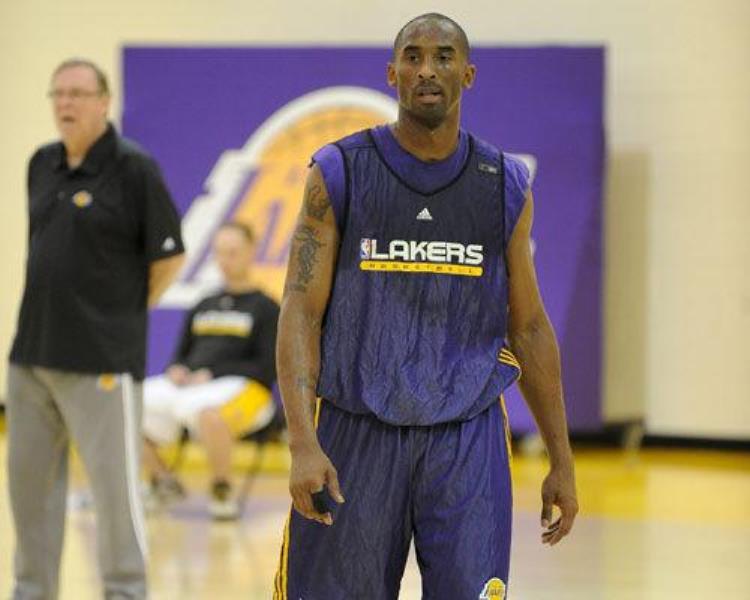 NBA球星特殊训练技巧库里蒙眼运球乔丹成功长高20厘米
