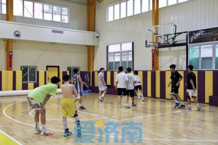 楼下篮球场「下楼就能打篮球济南这个社区建了一座NBA球馆」