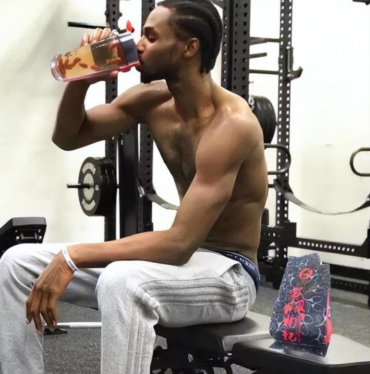 NBA那些经典PS恶搞图周琦成灭霸身材霍华德肌肉溢出照片