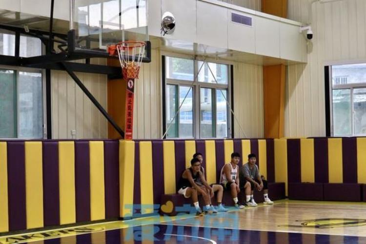 楼下篮球场「下楼就能打篮球济南这个社区建了一座NBA球馆」