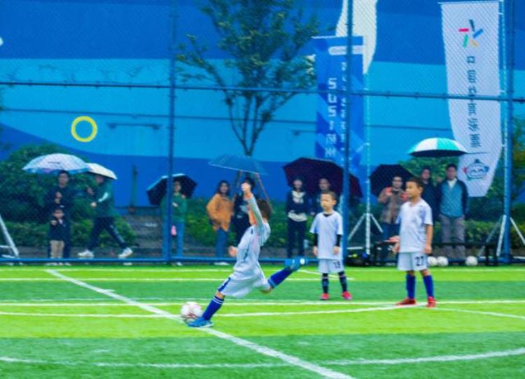 下雨降温今天被杭州这群在雨中踢球的孩子帅到了
