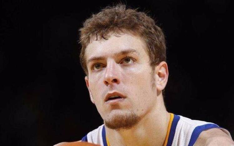 nba家族最有钱的球员「NBA球员谁的家族最厉害有皇室又有亿万富翁阿泰全家是狠角色」