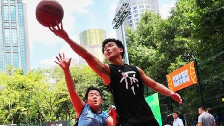 这个在上海有着15年历史的篮球圣地如今不但留下库里的手印还悄悄变了样