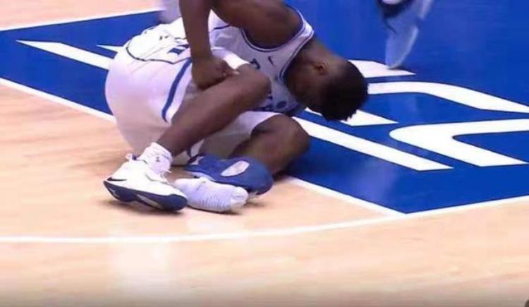 NBA穿耐克打比赛鞋坏了「NBA准状元穿耐克鞋比赛鞋底脱落受伤奥巴马现场大呼:他鞋子坏了」