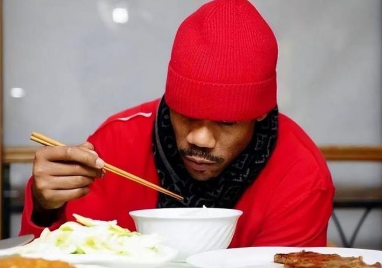 被汉化后的NBA球星科比穿上了唐装奥尼尔学会了国粹