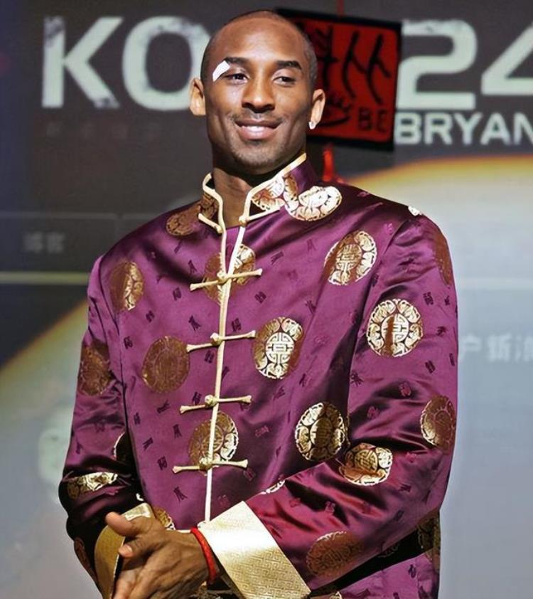 被汉化后的NBA球星科比穿上了唐装奥尼尔学会了国粹