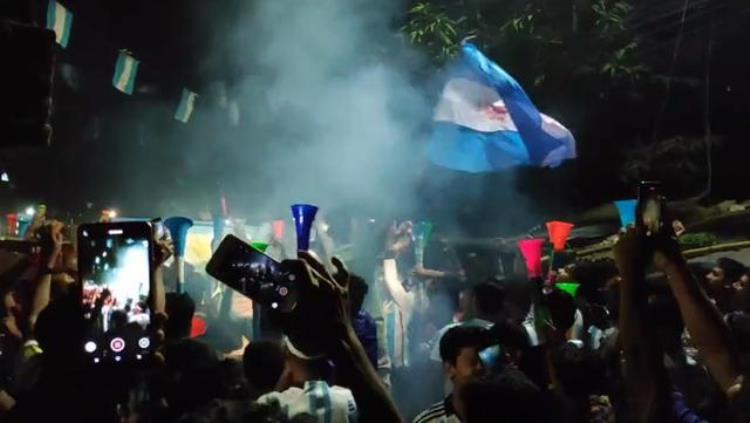 阿根廷队战胜波兰队晋级后孟加拉国球迷凌晨街头狂欢