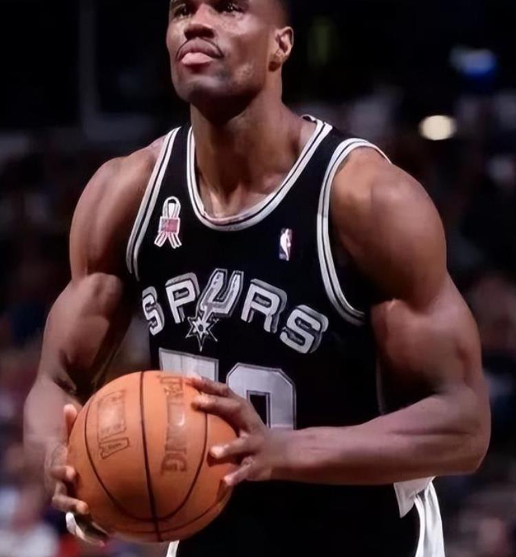 nba现役最强中锋「为何NBA现役中锋那么软对比90年代中锋肌肉你就明白」
