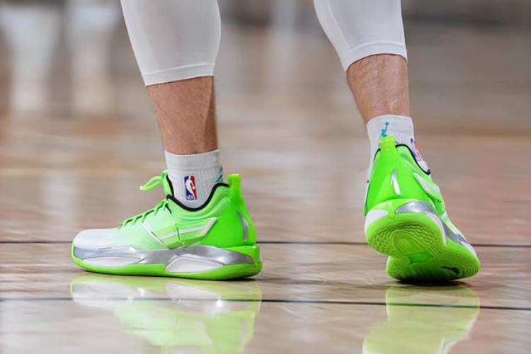 NBA球员上脚曾凡博穿李宁超轻2022中国球鞋又多又帅