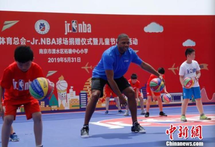 火箭队埃里克戈登到南京与中国孩子篮下开赛