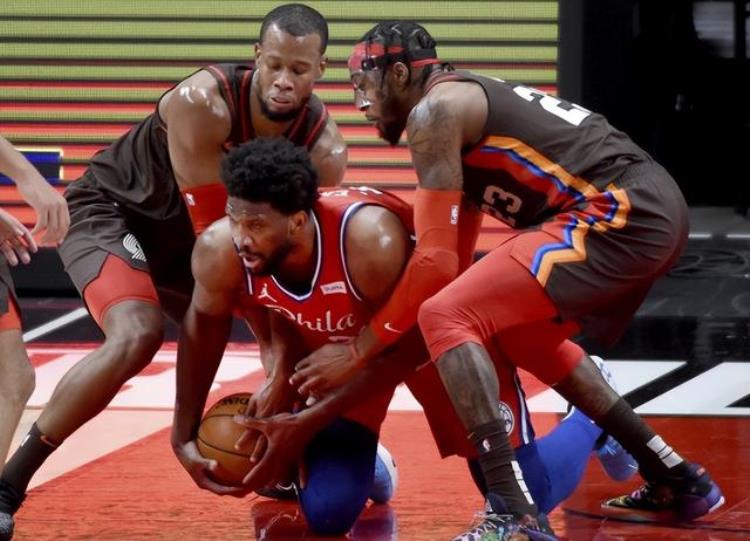 nba现役最强中锋「为何NBA现役中锋那么软对比90年代中锋肌肉你就明白」