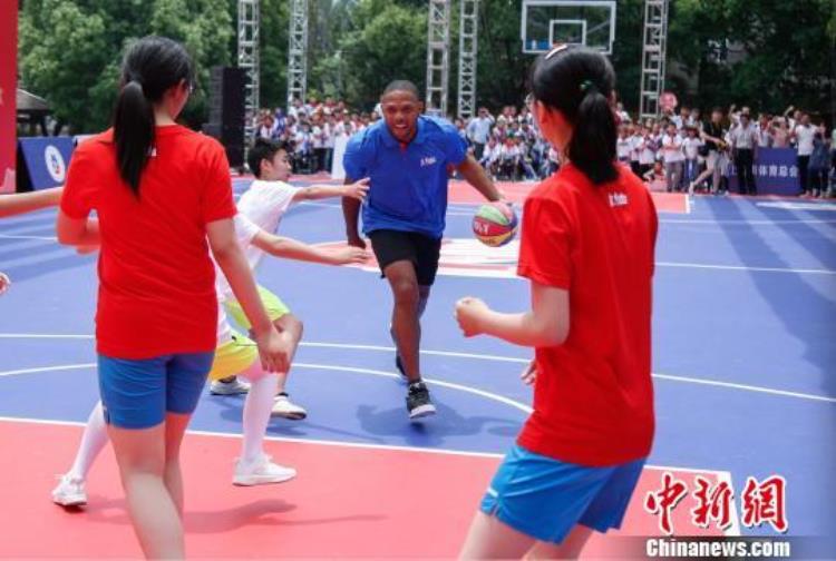 火箭队埃里克戈登到南京与中国孩子篮下开赛