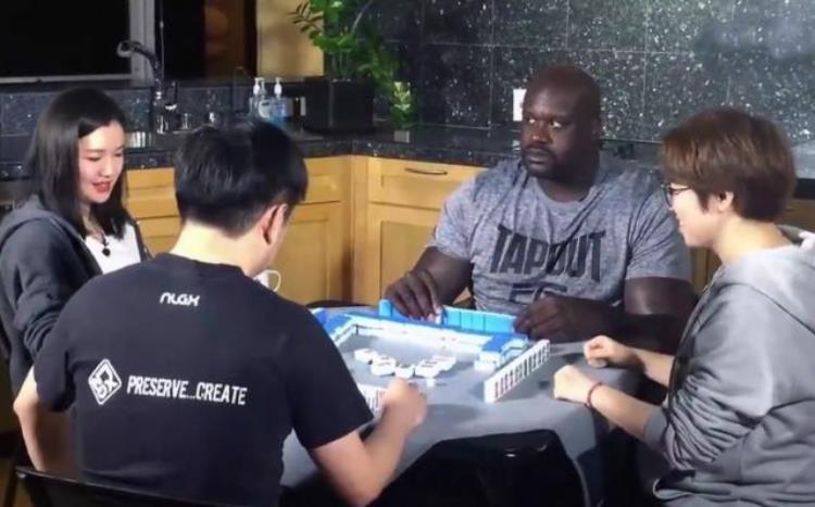 被汉化后的NBA球星科比穿上了唐装奥尼尔学会了国粹
