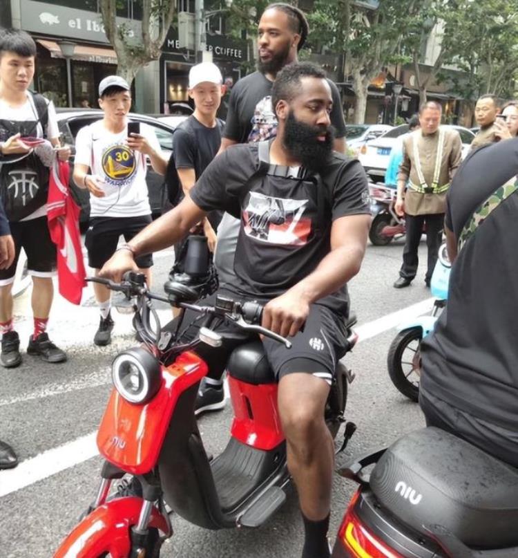 被汉化后的NBA球星科比穿上了唐装奥尼尔学会了国粹
