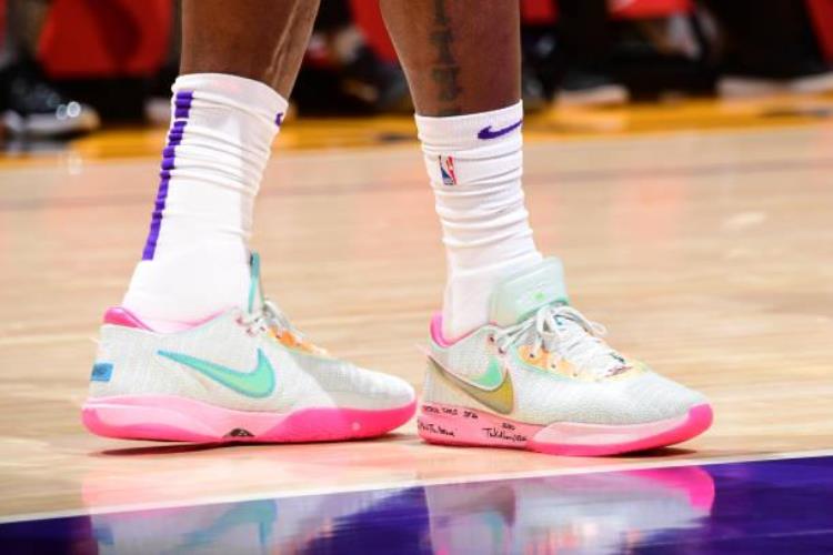 NBA球员上脚曾凡博穿李宁超轻2022中国球鞋又多又帅