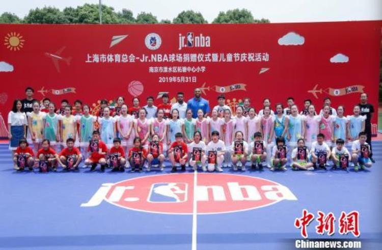 火箭队埃里克戈登到南京与中国孩子篮下开赛