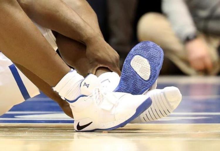 NBA穿耐克打比赛鞋坏了「NBA准状元穿耐克鞋比赛鞋底脱落受伤奥巴马现场大呼:他鞋子坏了」