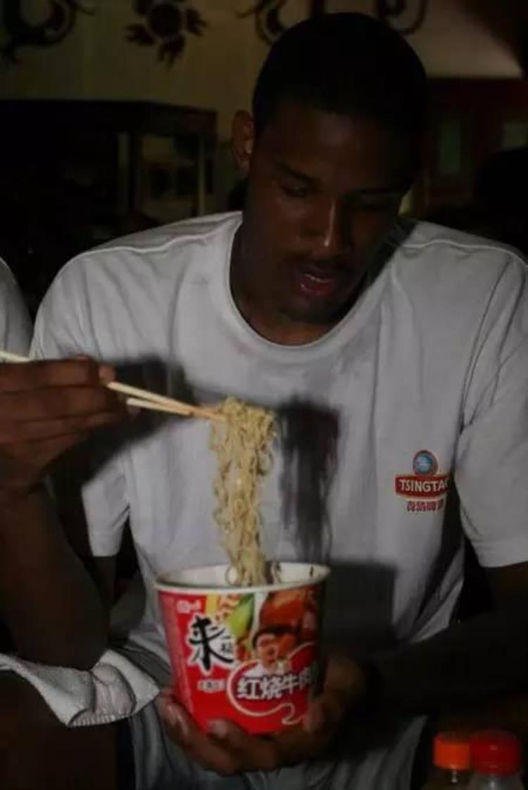 NBA球星来华有多接地气库里吃火锅看变脸汤神吃拌面吃相感人