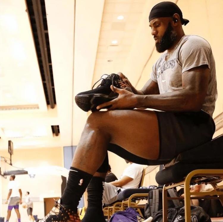 NBA球星非人类的大腿伦纳德比腰还粗詹姆斯大腿粗如水桶