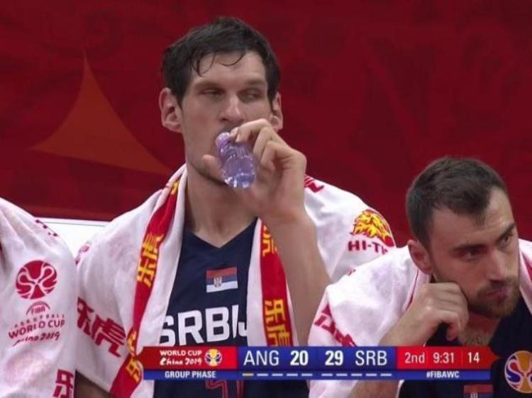 NBA巨人大手3巨人把矿泉水变口服液邓肯的手对比博班如小拳拳