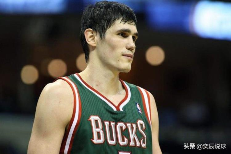 东契奇选77号球衣「NBA历史仅12人穿77号球衣一人身高2米31东契奇一年就成为最强」