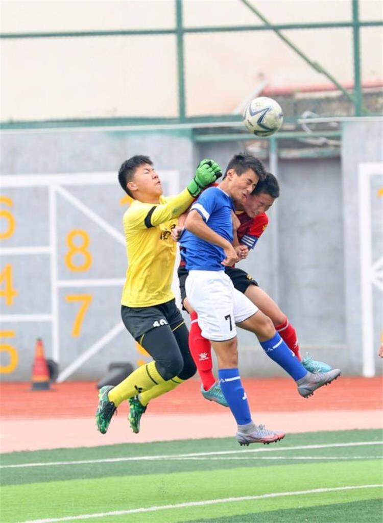江西省运会足球小将赛场争锋