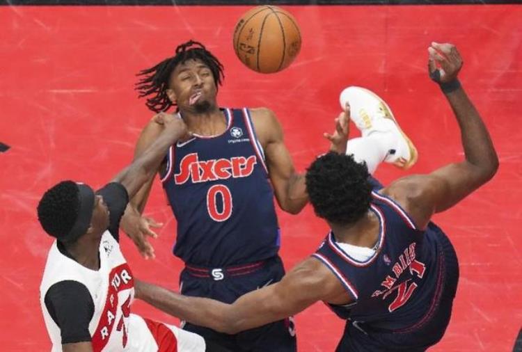 NBA对抗强度布歇一拳将马克西的嘴打歪马努变向将球鞋踩烂