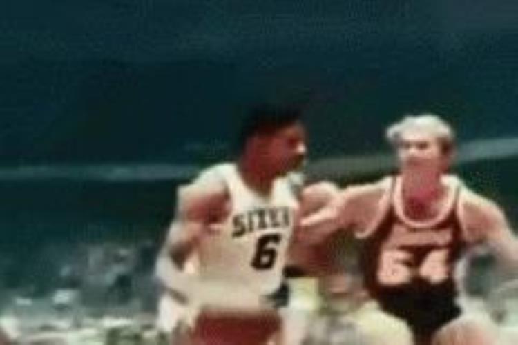 NBA巨人大手3巨人把矿泉水变口服液邓肯的手对比博班如小拳拳