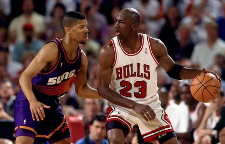 乔丹3连冠是哪几年「1993年乔丹第一次退役三连冠3连FMVP能否排进NBA历史前五」