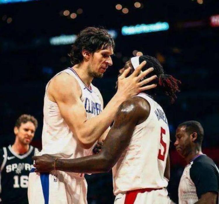 NBA巨人大手3巨人把矿泉水变口服液邓肯的手对比博班如小拳拳