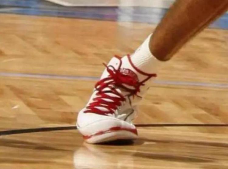 NBA对抗强度布歇一拳将马克西的嘴打歪马努变向将球鞋踩烂