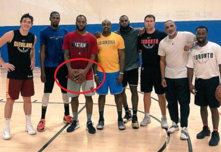 NBA巨人大手3巨人把矿泉水变口服液邓肯的手对比博班如小拳拳
