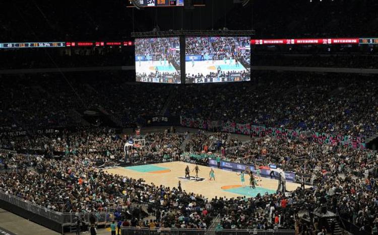 近7万人现场观战NBA历史新纪录库里被7名队友带飞