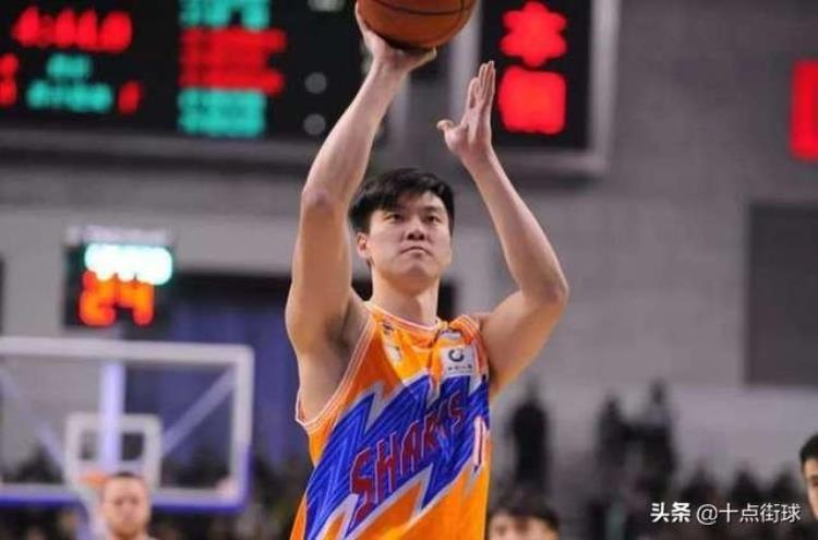 克莱成首位捐助武汉的NBA球员那么你知道CBA第一位是谁吗