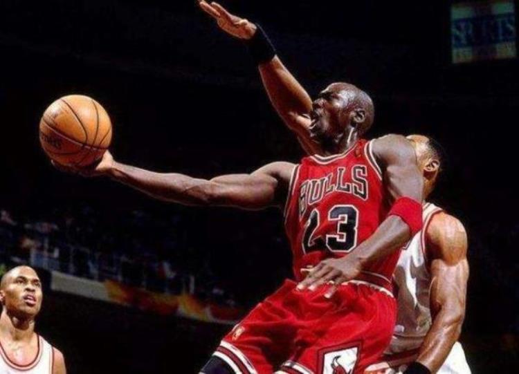 为啥乔丹是篮球之神「乔丹为何被誉为篮球之神看了他创造的5个纪录你就懂」