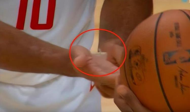 NBA对抗强度布歇一拳将马克西的嘴打歪马努变向将球鞋踩烂