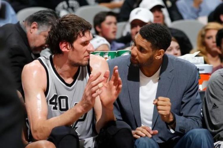NBA巨人大手3巨人把矿泉水变口服液邓肯的手对比博班如小拳拳