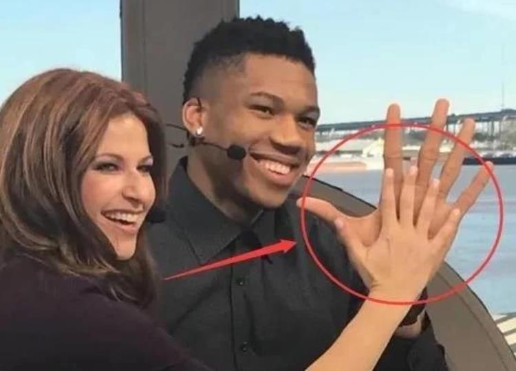 NBA巨人大手3巨人把矿泉水变口服液邓肯的手对比博班如小拳拳