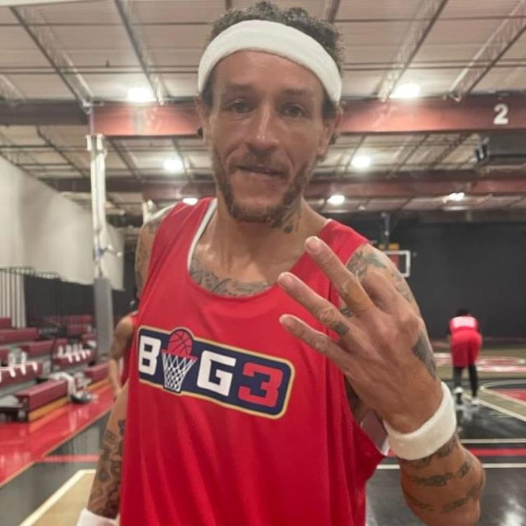 前NBA球员乞讨「前NBA球员再次流落街头衣衫褴褛举牌乞讨声称要寄钱给孩子」