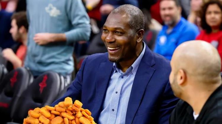 NBA隐藏的大胃王书豪直播吃4张披萨库里飞机餐吃队友2倍