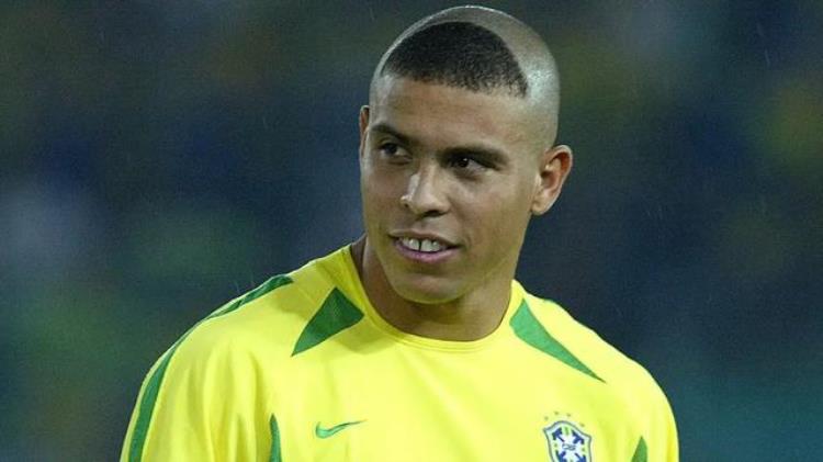 罗纳尔多发型阿福头「大罗看了都点赞巴西球迷留经典阿福头发型在看台观战」